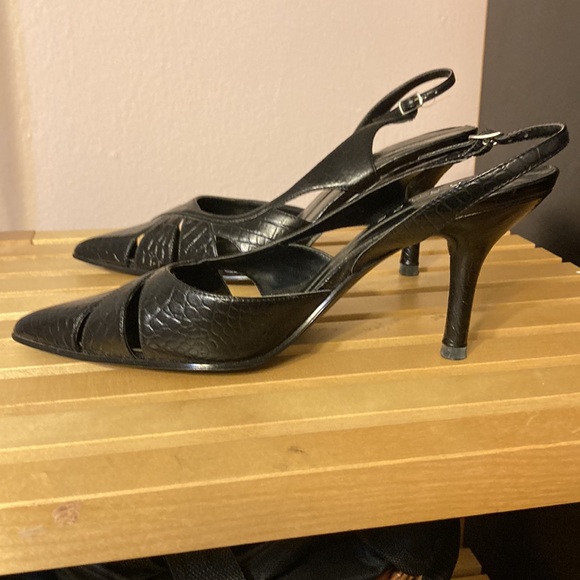 Women’s slingback pumps with adjustable buckle closure. Size 6,5. Made in China. - Picture 3 of 5